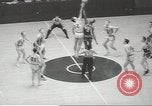 Standbild basketball Match Saint Louis Missouri USA, 1958, aus Sekunde 8 historischem Filmmaterial Videoclip 65675058263