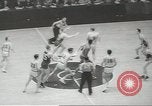 Standbild basketball Match Saint Louis Missouri USA, 1958, aus Sekunde 9 historischem Filmmaterial Videoclip 65675058263
