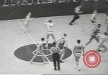 Standbild basketball Match Saint Louis Missouri USA, 1958, aus Sekunde 10 historischem Filmmaterial Videoclip 65675058263