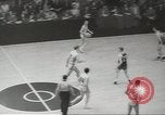 Standbild basketball Match Saint Louis Missouri USA, 1958, aus Sekunde 11 historischem Filmmaterial Videoclip 65675058263