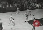 Standbild basketball Match Saint Louis Missouri USA, 1958, aus Sekunde 12 historischem Filmmaterial Videoclip 65675058263