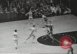 Standbild basketball Match Saint Louis Missouri USA, 1958, aus Sekunde 13 historischem Filmmaterial Videoclip 65675058263