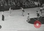 Standbild basketball Match Saint Louis Missouri USA, 1958, aus Sekunde 17 historischem Filmmaterial Videoclip 65675058263