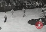Standbild basketball Match Saint Louis Missouri USA, 1958, aus Sekunde 18 historischem Filmmaterial Videoclip 65675058263