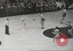 Standbild basketball Match Saint Louis Missouri USA, 1958, aus Sekunde 19 historischem Filmmaterial Videoclip 65675058263