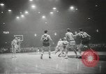 Standbild basketball Match Saint Louis Missouri USA, 1958, aus Sekunde 20 historischem Filmmaterial Videoclip 65675058263