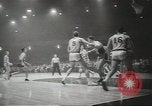 Standbild basketball Match Saint Louis Missouri USA, 1958, aus Sekunde 22 historischem Filmmaterial Videoclip 65675058263