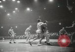 Standbild basketball Match Saint Louis Missouri USA, 1958, aus Sekunde 23 historischem Filmmaterial Videoclip 65675058263