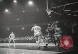 Standbild basketball Match Saint Louis Missouri USA, 1958, aus Sekunde 30 historischem Filmmaterial Videoclip 65675058263