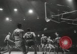 Standbild basketball Match Saint Louis Missouri USA, 1958, aus Sekunde 33 historischem Filmmaterial Videoclip 65675058263