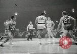 Standbild basketball Match Saint Louis Missouri USA, 1958, aus Sekunde 34 historischem Filmmaterial Videoclip 65675058263