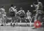 Standbild basketball Match Saint Louis Missouri USA, 1958, aus Sekunde 35 historischem Filmmaterial Videoclip 65675058263