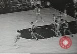 Standbild basketball Match Saint Louis Missouri USA, 1958, aus Sekunde 39 historischem Filmmaterial Videoclip 65675058263