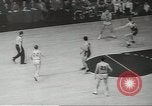 Standbild basketball Match Saint Louis Missouri USA, 1958, aus Sekunde 40 historischem Filmmaterial Videoclip 65675058263