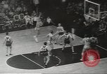 Standbild basketball Match Saint Louis Missouri USA, 1958, aus Sekunde 43 historischem Filmmaterial Videoclip 65675058263