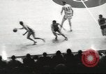 Standbild basketball Match Saint Louis Missouri USA, 1958, aus Sekunde 60 historischem Filmmaterial Videoclip 65675058263