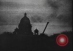 Immagine di Luftwaffe tedesca blitz e distruzione Leningrado Russia Unione Sovietica, 1943, secondo 15 filmato di repertorio 65675058274