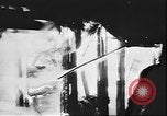 Immagine di Luftwaffe tedesca blitz e distruzione Leningrado Russia Unione Sovietica, 1943, secondo 57 filmato di repertorio 65675058274