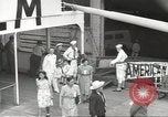 Standbild Japanische Staatsbürger und Issei mit Familien die nach Japan zurückgeführt werden Jersey City New Jersey USA, 1943, aus Sekunde 26 historischem Filmmaterial Videoclip 65675058283
