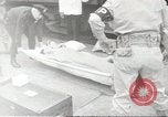 Standbild Personen die nach Japan zurückgeführt werden sollen kommen mit dem Zug und an Bus Jersey City New Jersey USA, 1943, aus Sekunde 1 historischem Filmmaterial Videoclip 65675058288