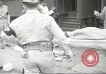 Standbild Personen die nach Japan zurückgeführt werden sollen kommen mit dem Zug und an Bus Jersey City New Jersey USA, 1943, aus Sekunde 3 historischem Filmmaterial Videoclip 65675058288
