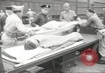 Standbild Personen die nach Japan zurückgeführt werden sollen kommen mit dem Zug und an Bus Jersey City New Jersey USA, 1943, aus Sekunde 4 historischem Filmmaterial Videoclip 65675058288