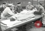 Standbild Personen die nach Japan zurückgeführt werden sollen kommen mit dem Zug und an Bus Jersey City New Jersey USA, 1943, aus Sekunde 5 historischem Filmmaterial Videoclip 65675058288