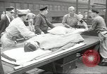 Standbild Personen die nach Japan zurückgeführt werden sollen kommen mit dem Zug und an Bus Jersey City New Jersey USA, 1943, aus Sekunde 6 historischem Filmmaterial Videoclip 65675058288