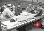 Standbild Personen die nach Japan zurückgeführt werden sollen kommen mit dem Zug und an Bus Jersey City New Jersey USA, 1943, aus Sekunde 7 historischem Filmmaterial Videoclip 65675058288