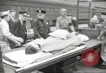 Standbild Personen die nach Japan zurückgeführt werden sollen kommen mit dem Zug und an Bus Jersey City New Jersey USA, 1943, aus Sekunde 8 historischem Filmmaterial Videoclip 65675058288
