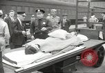 Standbild Personen die nach Japan zurückgeführt werden sollen kommen mit dem Zug und an Bus Jersey City New Jersey USA, 1943, aus Sekunde 9 historischem Filmmaterial Videoclip 65675058288