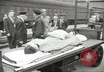 Standbild Personen die nach Japan zurückgeführt werden sollen kommen mit dem Zug und an Bus Jersey City New Jersey USA, 1943, aus Sekunde 10 historischem Filmmaterial Videoclip 65675058288