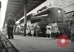 Standbild Personen die nach Japan zurückgeführt werden sollen kommen mit dem Zug und an Bus Jersey City New Jersey USA, 1943, aus Sekunde 11 historischem Filmmaterial Videoclip 65675058288