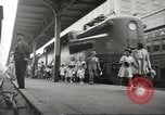 Standbild Personen die nach Japan zurückgeführt werden sollen kommen mit dem Zug und an Bus Jersey City New Jersey USA, 1943, aus Sekunde 12 historischem Filmmaterial Videoclip 65675058288