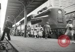 Standbild Personen die nach Japan zurückgeführt werden sollen kommen mit dem Zug und an Bus Jersey City New Jersey USA, 1943, aus Sekunde 13 historischem Filmmaterial Videoclip 65675058288