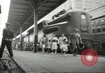 Standbild Personen die nach Japan zurückgeführt werden sollen kommen mit dem Zug und an Bus Jersey City New Jersey USA, 1943, aus Sekunde 14 historischem Filmmaterial Videoclip 65675058288