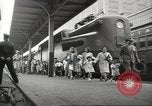 Standbild Personen die nach Japan zurückgeführt werden sollen kommen mit dem Zug und an Bus Jersey City New Jersey USA, 1943, aus Sekunde 15 historischem Filmmaterial Videoclip 65675058288