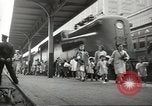 Standbild Personen die nach Japan zurückgeführt werden sollen kommen mit dem Zug und an Bus Jersey City New Jersey USA, 1943, aus Sekunde 16 historischem Filmmaterial Videoclip 65675058288