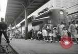 Standbild Personen die nach Japan zurückgeführt werden sollen kommen mit dem Zug und an Bus Jersey City New Jersey USA, 1943, aus Sekunde 17 historischem Filmmaterial Videoclip 65675058288