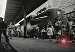 Standbild Personen die nach Japan zurückgeführt werden sollen kommen mit dem Zug und an Bus Jersey City New Jersey USA, 1943, aus Sekunde 18 historischem Filmmaterial Videoclip 65675058288