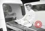 Standbild Personen die nach Japan zurückgeführt werden sollen kommen mit dem Zug und an Bus Jersey City New Jersey USA, 1943, aus Sekunde 20 historischem Filmmaterial Videoclip 65675058288