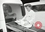 Standbild Personen die nach Japan zurückgeführt werden sollen kommen mit dem Zug und an Bus Jersey City New Jersey USA, 1943, aus Sekunde 21 historischem Filmmaterial Videoclip 65675058288