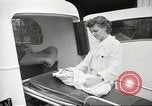 Standbild Personen die nach Japan zurückgeführt werden sollen kommen mit dem Zug und an Bus Jersey City New Jersey USA, 1943, aus Sekunde 23 historischem Filmmaterial Videoclip 65675058288