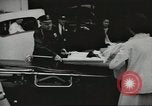Standbild Personen die nach Japan zurückgeführt werden sollen kommen mit dem Zug und an Bus Jersey City New Jersey USA, 1943, aus Sekunde 24 historischem Filmmaterial Videoclip 65675058288