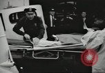 Standbild Personen die nach Japan zurückgeführt werden sollen kommen mit dem Zug und an Bus Jersey City New Jersey USA, 1943, aus Sekunde 25 historischem Filmmaterial Videoclip 65675058288