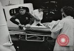 Standbild Personen die nach Japan zurückgeführt werden sollen kommen mit dem Zug und an Bus Jersey City New Jersey USA, 1943, aus Sekunde 26 historischem Filmmaterial Videoclip 65675058288