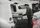 Standbild Personen die nach Japan zurückgeführt werden sollen kommen mit dem Zug und an Bus Jersey City New Jersey USA, 1943, aus Sekunde 27 historischem Filmmaterial Videoclip 65675058288