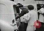 Standbild Personen die nach Japan zurückgeführt werden sollen kommen mit dem Zug und an Bus Jersey City New Jersey USA, 1943, aus Sekunde 28 historischem Filmmaterial Videoclip 65675058288