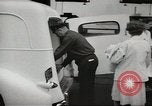 Standbild Personen die nach Japan zurückgeführt werden sollen kommen mit dem Zug und an Bus Jersey City New Jersey USA, 1943, aus Sekunde 29 historischem Filmmaterial Videoclip 65675058288
