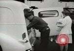 Standbild Personen die nach Japan zurückgeführt werden sollen kommen mit dem Zug und an Bus Jersey City New Jersey USA, 1943, aus Sekunde 30 historischem Filmmaterial Videoclip 65675058288